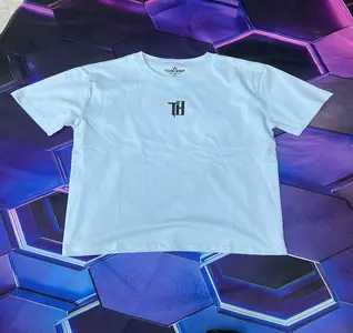 Camiseta azul con logo negro
