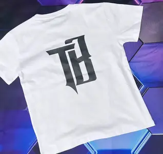 Camiseta blanca con logo negro