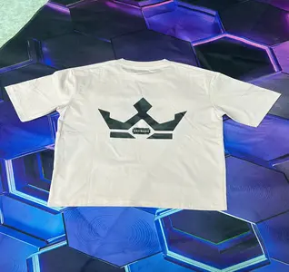 Camiseta negra con logo blanco (corona)